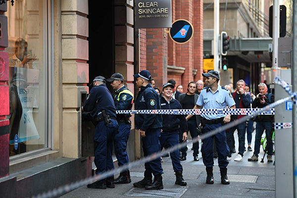 Sydney, assale passanti con coltello: arrestato
