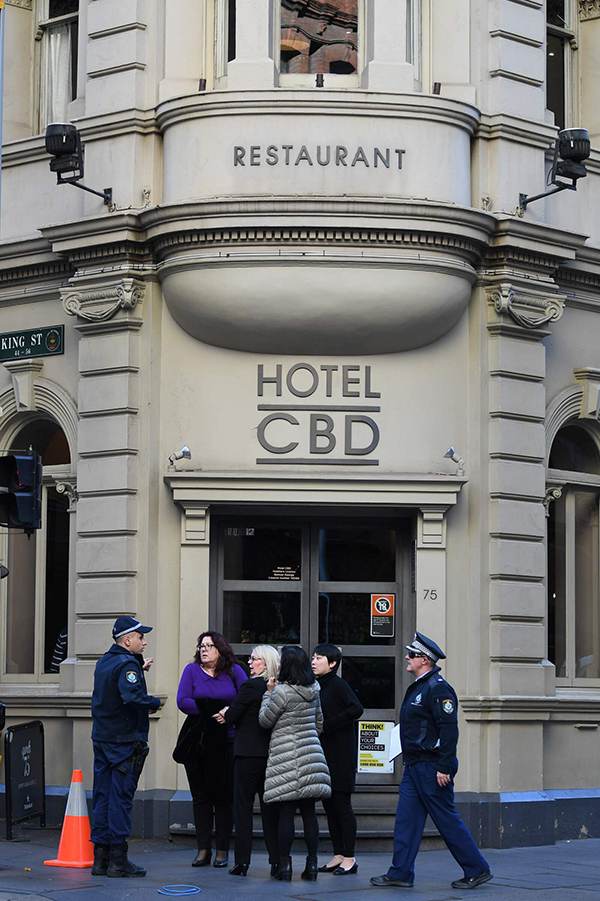 Sydney, assale passanti con coltello: arrestato