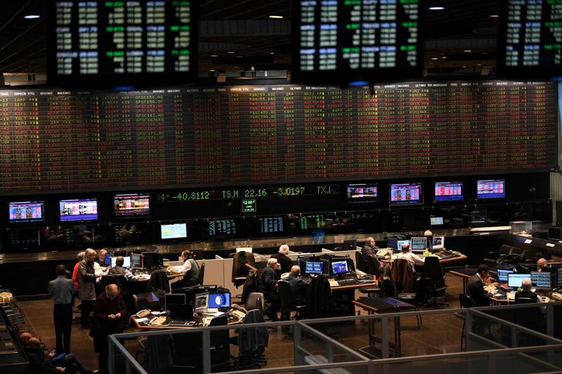 Borsa, l’Argentina affonda fino al -48%. Tremano i mercati. Spread sotto 230 Borsa, l’Argentina affonda fino al -48%. Tremano i mercati. Spread sotto 230