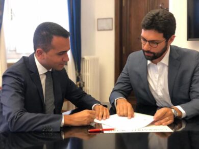 Di Maio: “Berlusconi-Salvini patto dal notaio. Taglio poltrone calendarizzato”