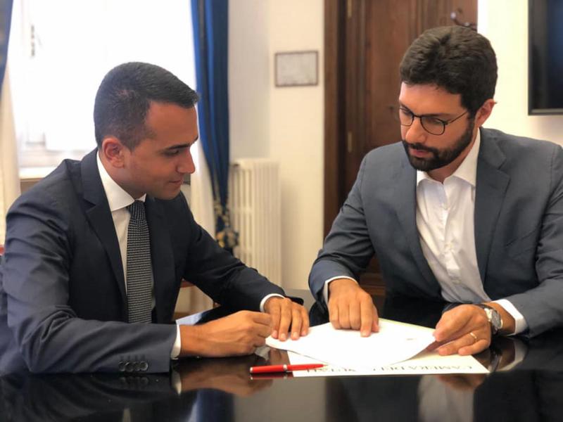 Di Maio: “Berlusconi-Salvini patto dal notaio. Taglio poltrone calendarizzato” Di Maio: “Berlusconi-Salvini patto dal notaio. Taglio poltrone calendarizzato”