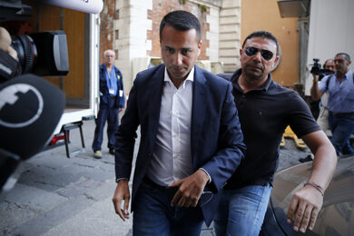 Trolley e abbronzature, i parlamentari e le ferie interrotte