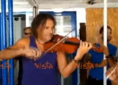 I Modena City Ramblers si esibiscono sulla nave di Mediterranea