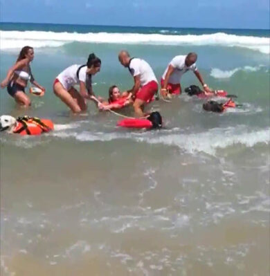 Ferragosto col mare mosso, superlavoro per i cani bagnini: 6 salvataggi