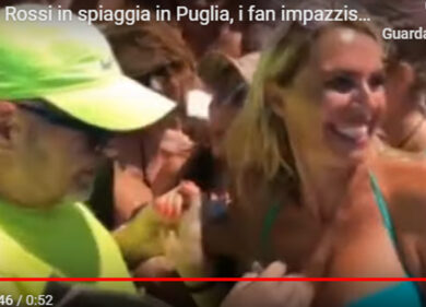 Vasco Rossi in vacanza in Puglia. Selfie e autografi…anche sui seni