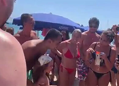 Di Maio in spiaggia, richiesto dai bagnanti per un selfie