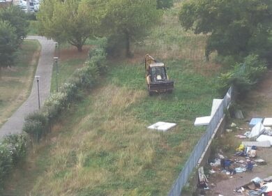 Milano, via Zama: abusivi tra materassi e… una ruspa
