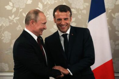 Macron stende il tappeto a Putin e mira allo scettro europeo della Merkel