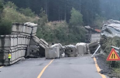 Valfurva isolata. Dal Ruinon un enorme masso ha interrotto la viabilità