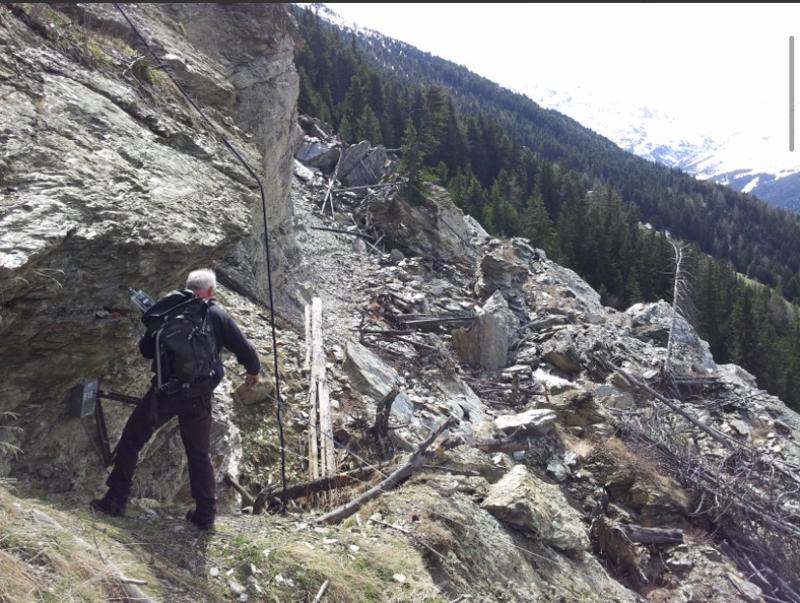 Valfurva isolata. Dal Ruinon un enorme masso ha interrotto la viabilità Valfurva isolata. Dal Ruinon un enorme masso ha interrotto la viabilità