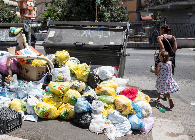 Rifiuti Roma, Caudo sfida Raggi: è guerra sull’ordinanza segreta sui sacchetti Rifiuti Roma, Caudo sfida Raggi: è guerra sull’ordinanza segreta sui sacchetti