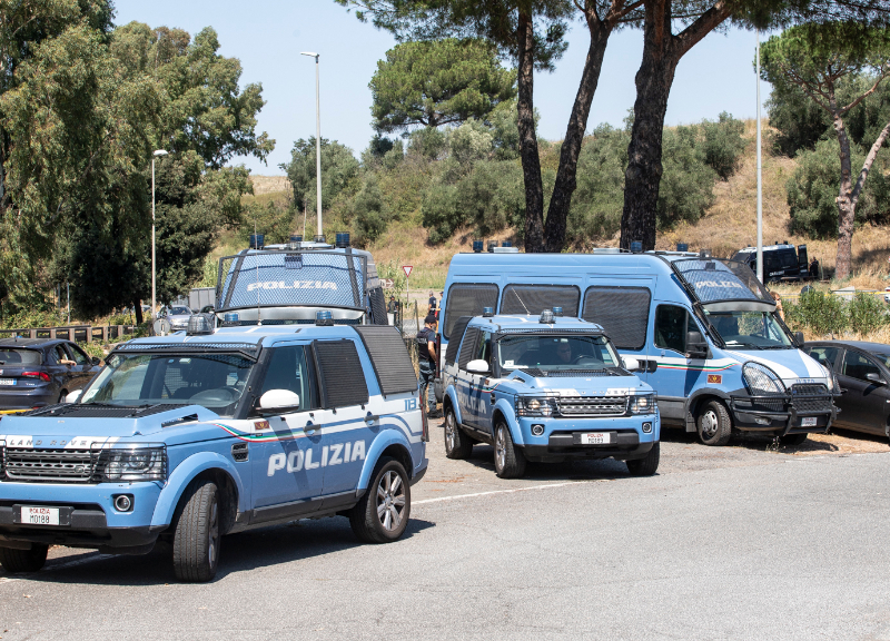 Funerali Diabolik, in 6.000 al Divino Amore: tensione tra famiglia e polizia Funerali Diabolik, in 6.000 al Divino Amore: tensione tra famiglia e polizia