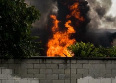 Atm, incendio al magazzino per la manutenzione in Precotto