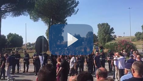 Funerali Diabolik, in 6.000 al Divino Amore: tensione tra famiglia e polizia Funerali Diabolik, in 6.000 al Divino Amore: tensione tra famiglia e polizia