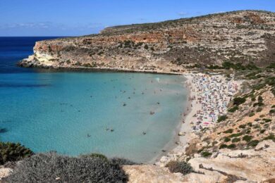 Lampedusa, turista precipita dal costone alla Tabaccara: ferito