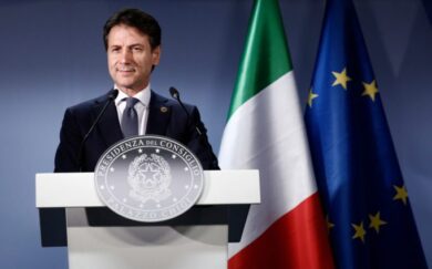 Grillo insiste su Conte premier: “Non scambiarlo come figurine”