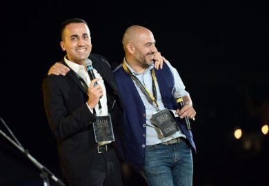 Governo, Paragone avverte Di Maio: “Ci pensi bene prima di cedere al Pd”