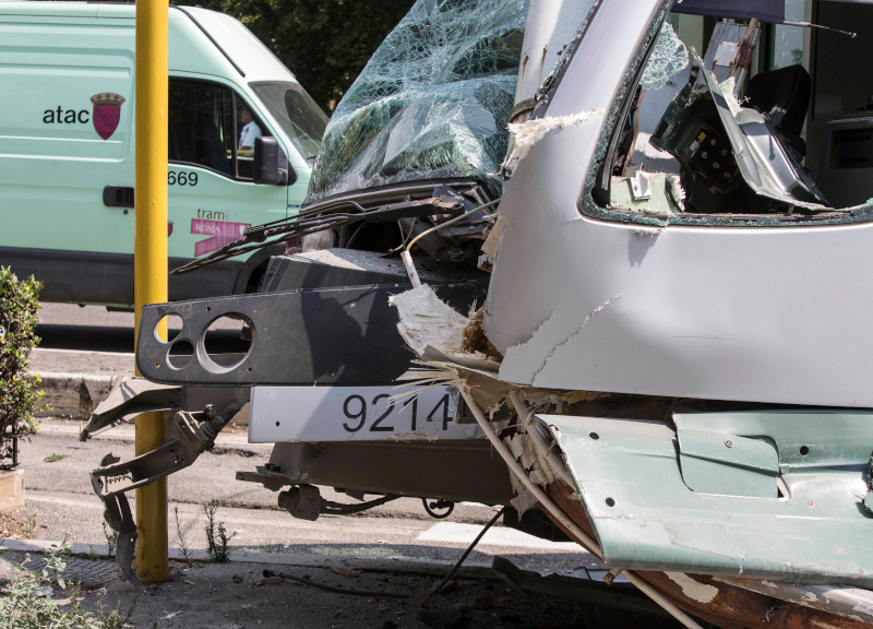 Tram si scontra con auto e abbatte palo: paura sulla Flaminia, tre feriti Tram si scontra con auto e abbatte palo: paura sulla Flaminia, tre feriti