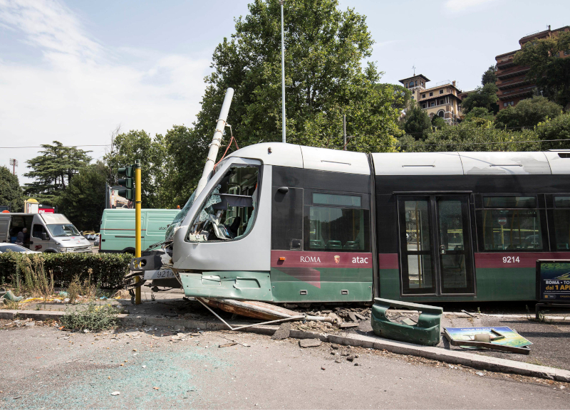 Tram si scontra con auto e abbatte palo: paura sulla Flaminia, tre feriti Tram si scontra con auto e abbatte palo: paura sulla Flaminia, tre feriti