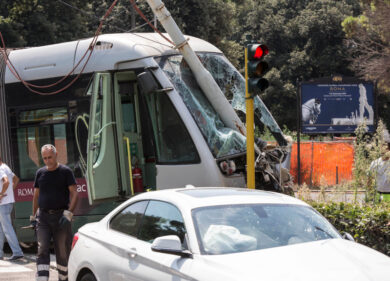 Tram si scontra con auto e abbatte palo: paura sulla Flaminia, tre feriti