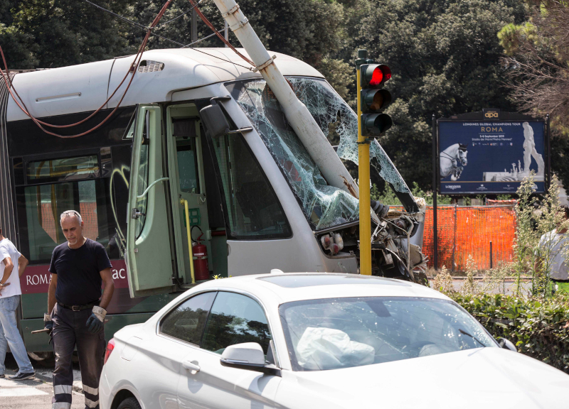 Tram si scontra con auto e abbatte palo: paura sulla Flaminia, tre feriti Tram si scontra con auto e abbatte palo: paura sulla Flaminia, tre feriti