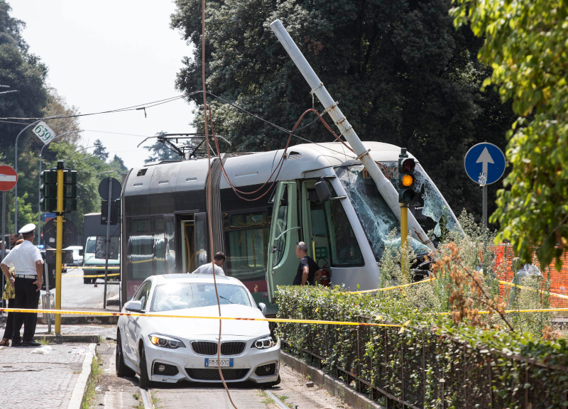 Tram si scontra con auto e abbatte palo: paura sulla Flaminia, tre feriti Tram si scontra con auto e abbatte palo: paura sulla Flaminia, tre feriti