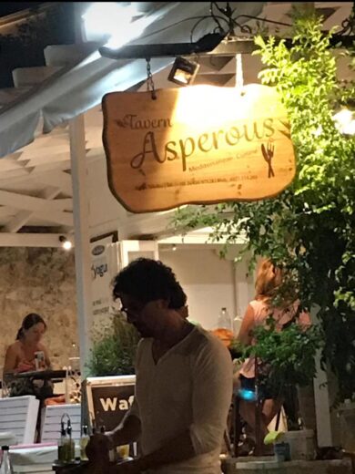 Crisi di governo, Toninelli in vacanza in Grecia? O è un sosia?