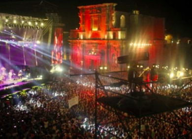 Belen balla alla Notte della Taranta. Le pagelle del concertone di Melpignano