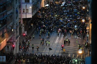 Hong Kong protesta: 36 arresti e 15 agenti feriti, in manette anche un 12enne