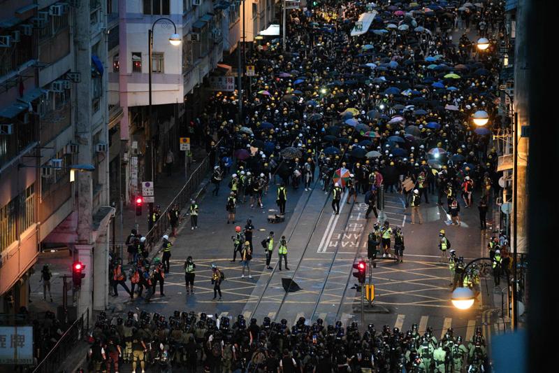 Hong Kong protesta: 36 arresti e 15 agenti feriti, in manette anche un 12enne Hong Kong protesta: 36 arresti e 15 agenti feriti, in manette anche un 12enne