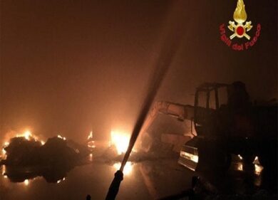 Capannone di rifiuti a fuoco nel Lodigiano: tracce di ammoniaca nell’aria