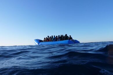 Migranti: 100 salvati da Mare Jonio. “Aspettiamo istruzioni Italia”