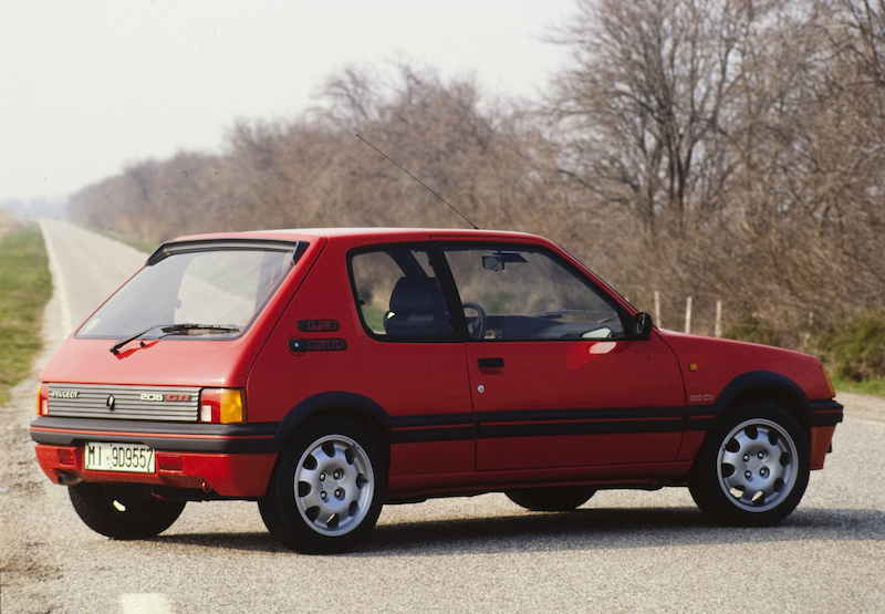 Dalla Peugeot 205 GTI alla GT Line PureTech 130 la storia continua Dalla Peugeot 205 GTI alla GT Line PureTech 130 la storia continua