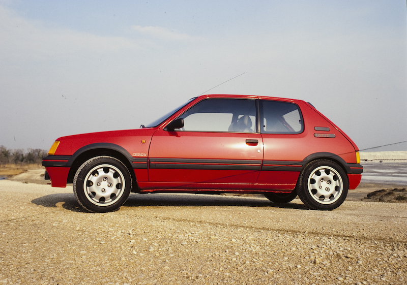 Dalla Peugeot 205 GTI alla GT Line PureTech 130 la storia continua Dalla Peugeot 205 GTI alla GT Line PureTech 130 la storia continua