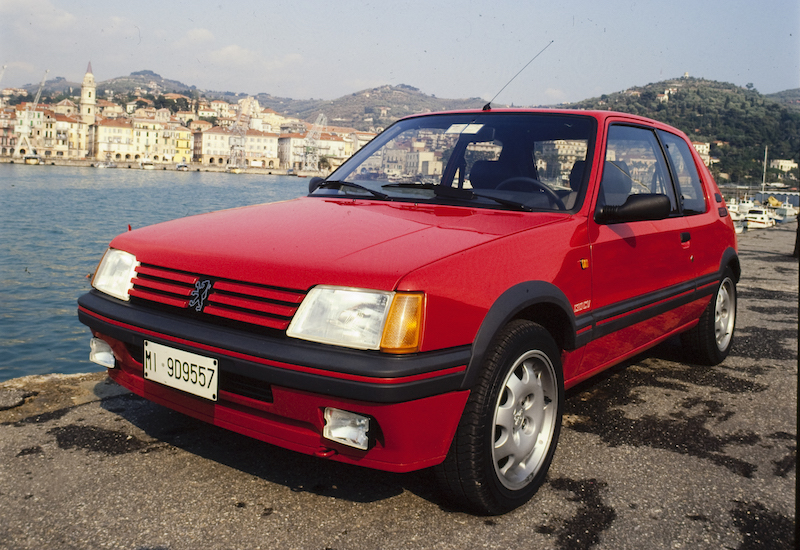 Dalla Peugeot 205 GTI alla GT Line PureTech 130 la storia continua Dalla Peugeot 205 GTI alla GT Line PureTech 130 la storia continua