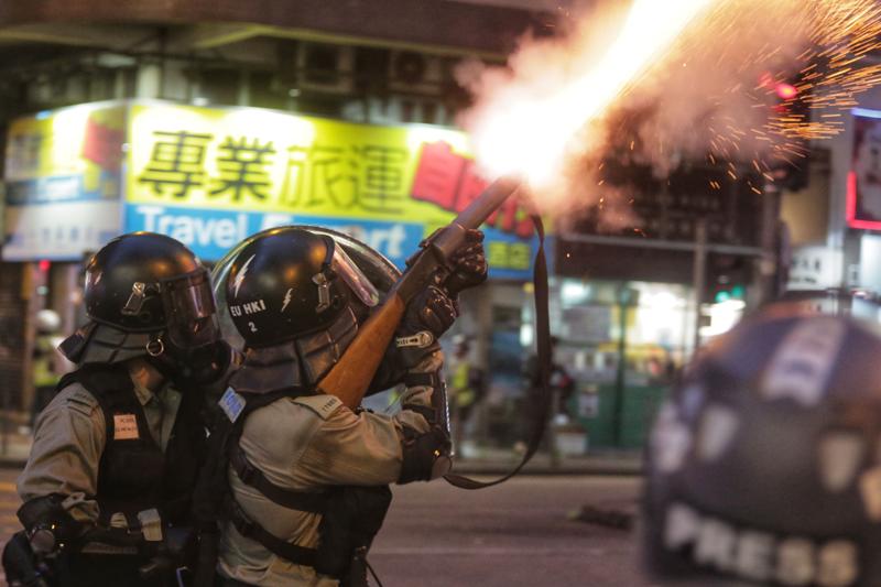 Cina, truppe dell’esercito a difesa di Hong Kong. Polizia vieta manifestazioni Cina, truppe dell’esercito a difesa di Hong Kong. Polizia vieta manifestazioni