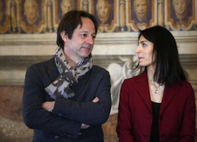 Pd-M5S: “Raggi e Zingaretti eroi del patto. Ecco la verità sugli M5S romani”