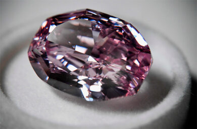 Truffatore ruba diamante da 52mila euro a Milano: arrestato