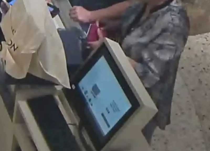 Pazza per lo shopping: Roma, lady shopping ruba borsa di Gucci da 29 mila euro Pazza per lo shopping: Roma, lady shopping ruba borsa di Gucci da 29 mila euro