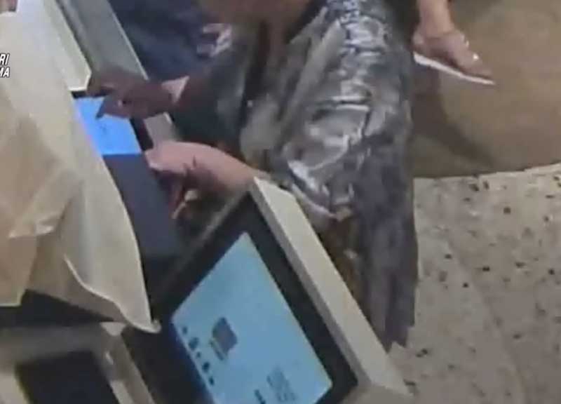 Pazza per lo shopping: Roma, lady shopping ruba borsa di Gucci da 29 mila euro Pazza per lo shopping: Roma, lady shopping ruba borsa di Gucci da 29 mila euro