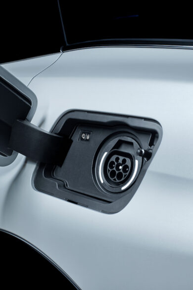 PEUGEOT, debutta la 3008 GT HYBRID4 300 cv e 59 km in elettrico