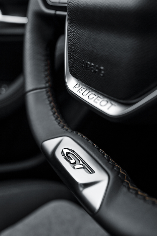 PEUGEOT, debutta la 3008 GT HYBRID4 300 cv e 59 km in elettrico