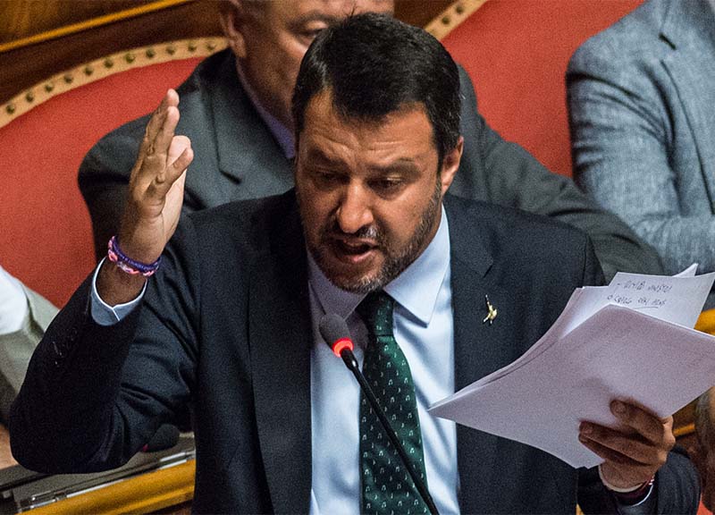 Il Palazzo contro Salvini. E il popolo? Sta alla porta Il Palazzo contro Salvini. E il popolo? Sta alla porta