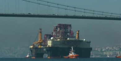 Saipem, lo Scarabeo 9 attraversa il Bosforo. Il primo passaggio nel 2017