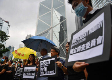 Hong Kong: manifestanti assaltano Parlamento, gettate molotov