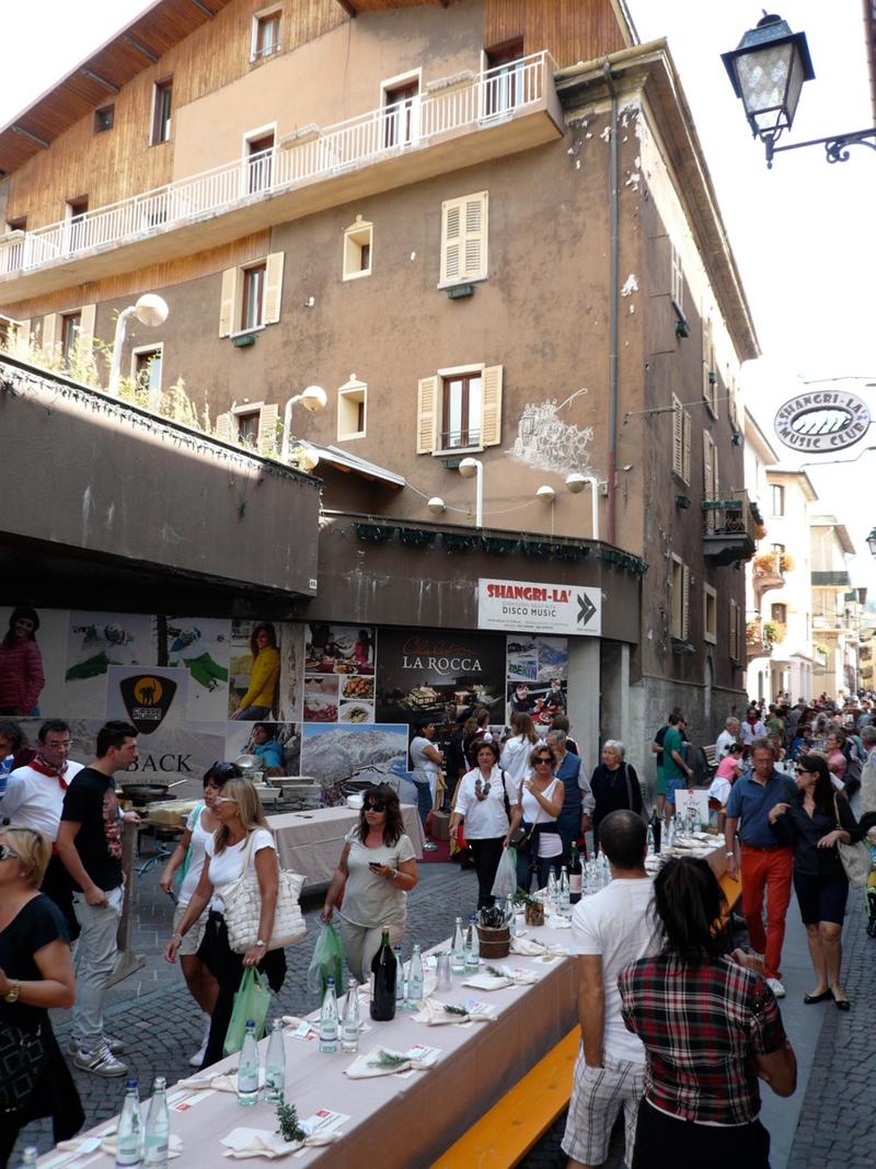 Weekend a Bormio per la pizzoccherata più lunga del mondo. FOTO Weekend a Bormio per la pizzoccherata più lunga del mondo. FOTO
