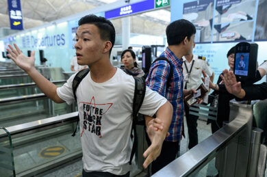 Hong Kong, continua la protesta. Bloccato l’aeroporto