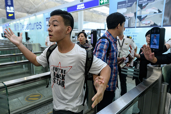 Hong Kong, continua la protesta. Bloccato l’aeroporto Hong Kong, continua la protesta. Bloccato l’aeroporto