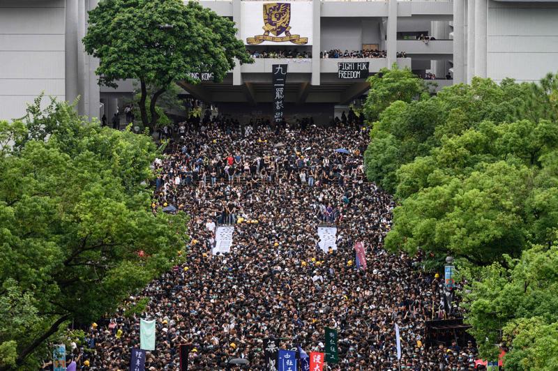 Hong Kong: primo giorno scuola, ma migliaia studenti vanno in piazza Hong Kong: primo giorno scuola, ma migliaia studenti vanno in piazza