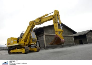 Incidenti lavoro: cade in un burrone con escavatore e muore